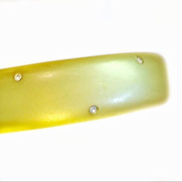 Vtg moon glow gold green lucite bangle bracelet - Picture 6 of 7
